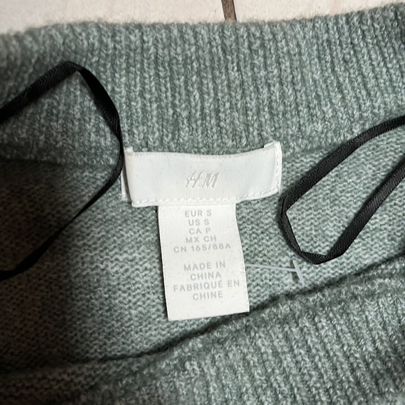 Women’s Size Small Green Pearl Detail Oversized Knit Sweater. Perfect condition! - Picture 4 of 5